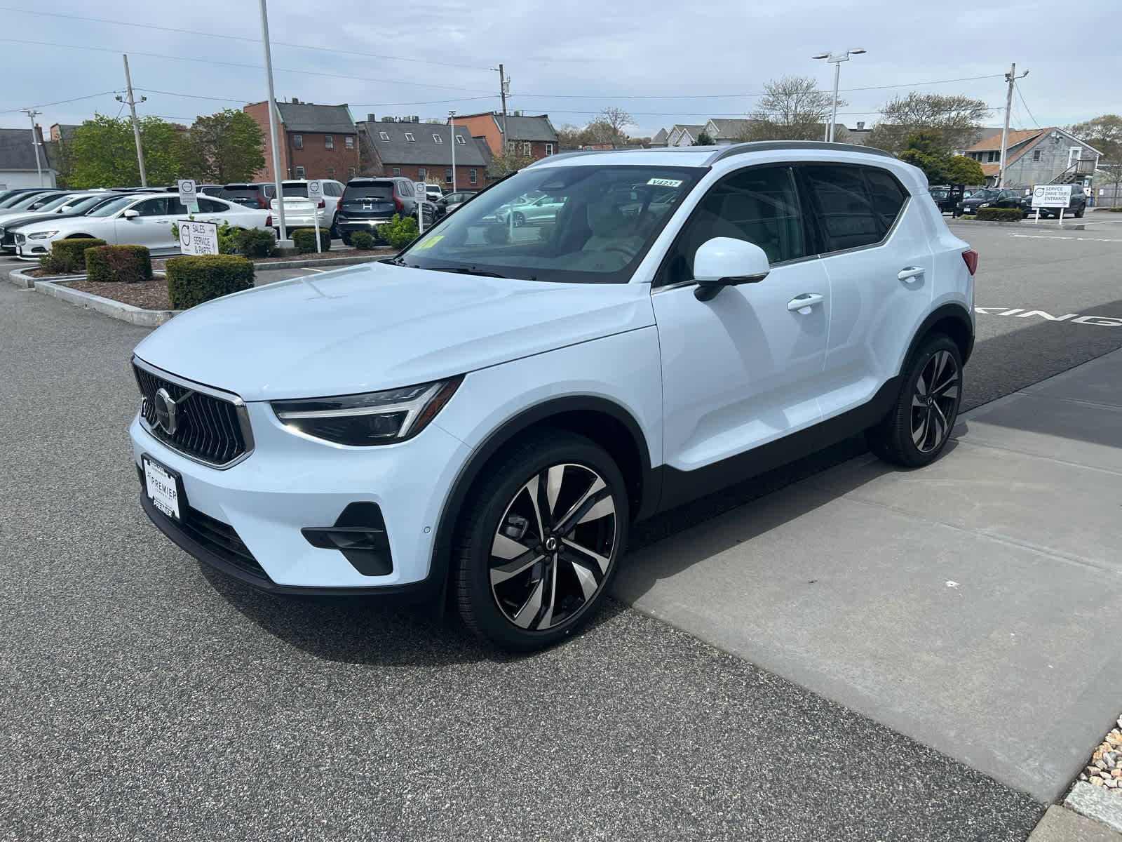 2025 Volvo XC40 photo 3
