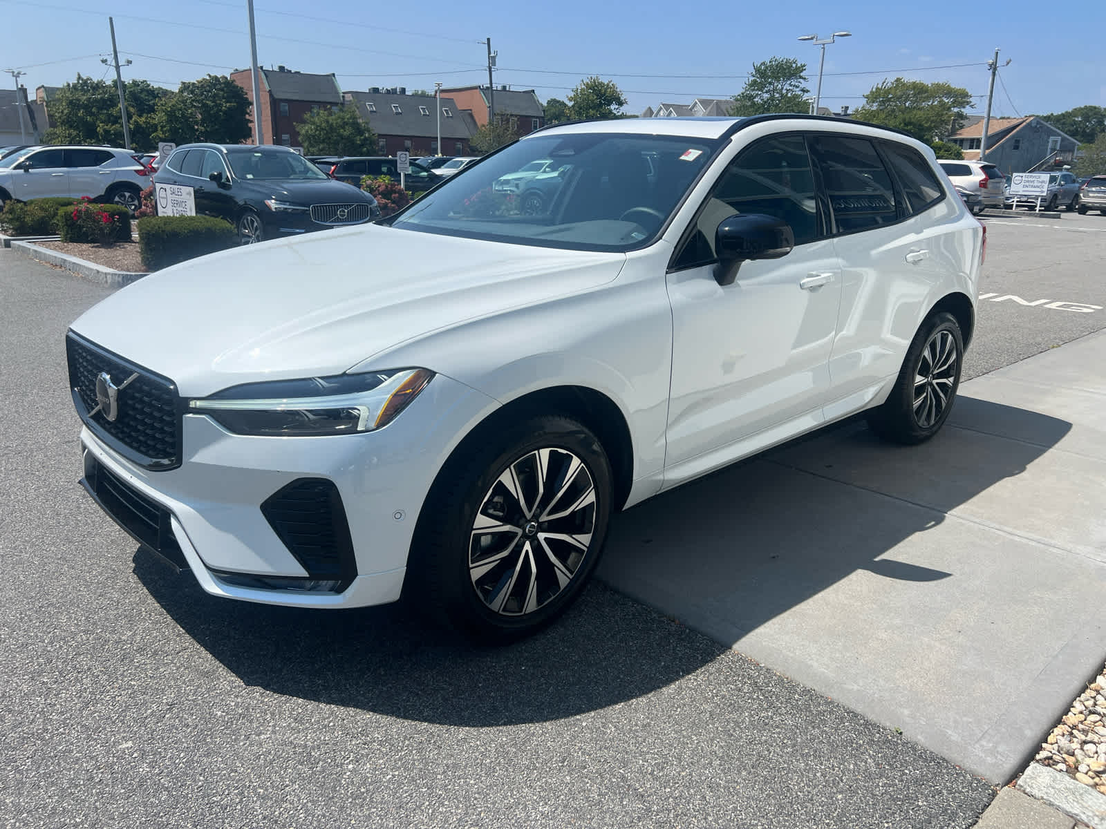 2025 Volvo XC60 B5 Plus photo 3