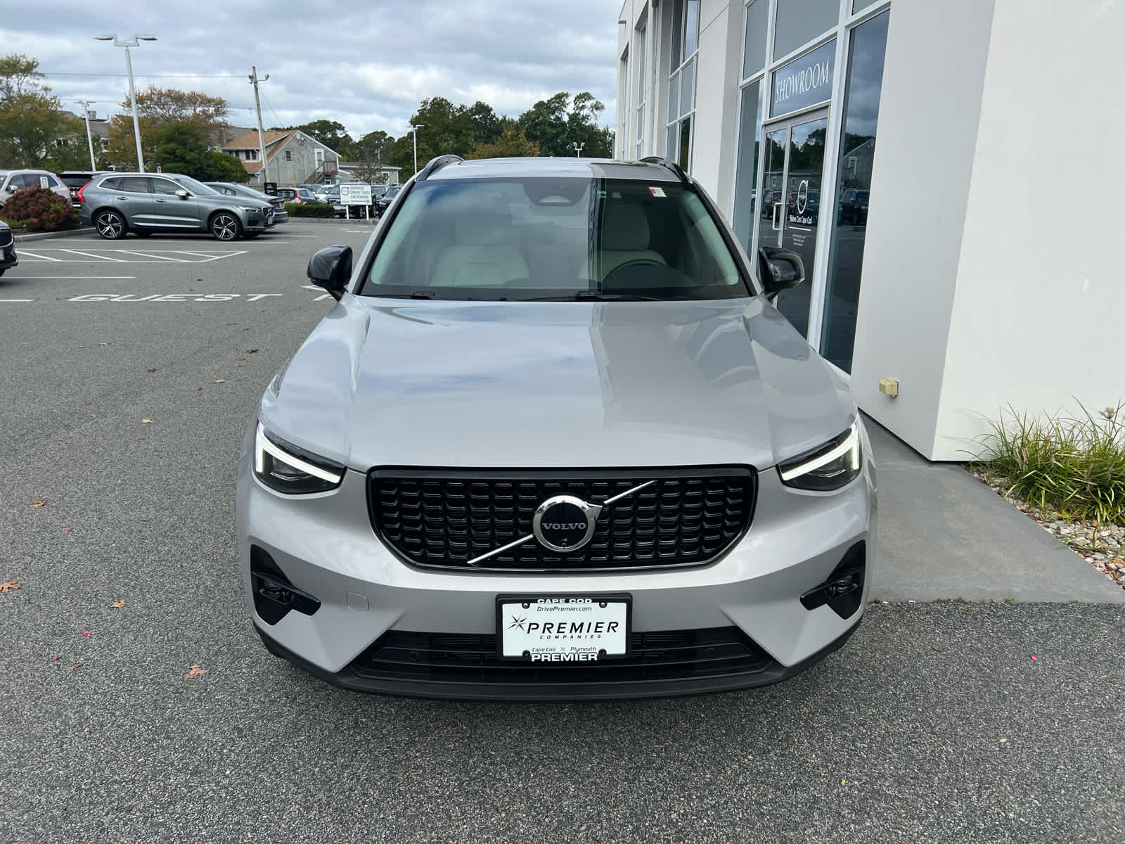 2025 Volvo XC40 photo 2
