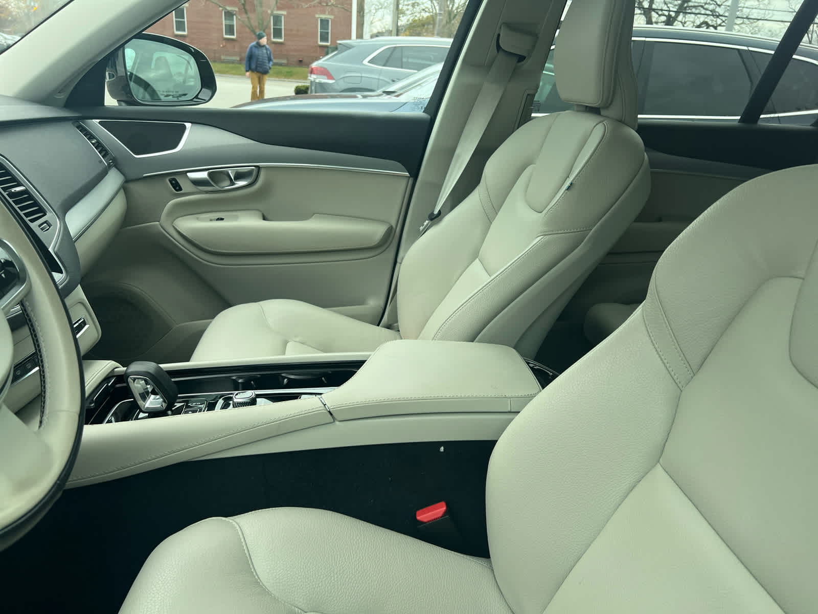 2024 Volvo XC90 B5 Core photo 2