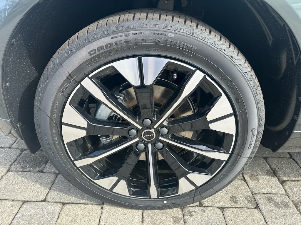 New 2026 Volvo XC60 B5 Plus SUV