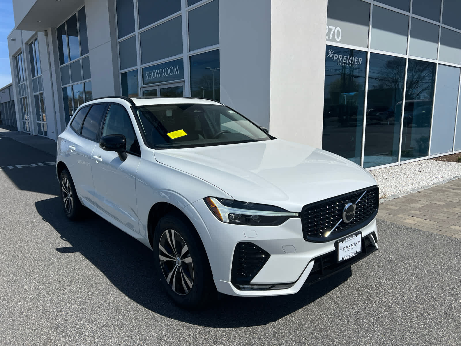 2025 Volvo XC60 B5 Core photo 2