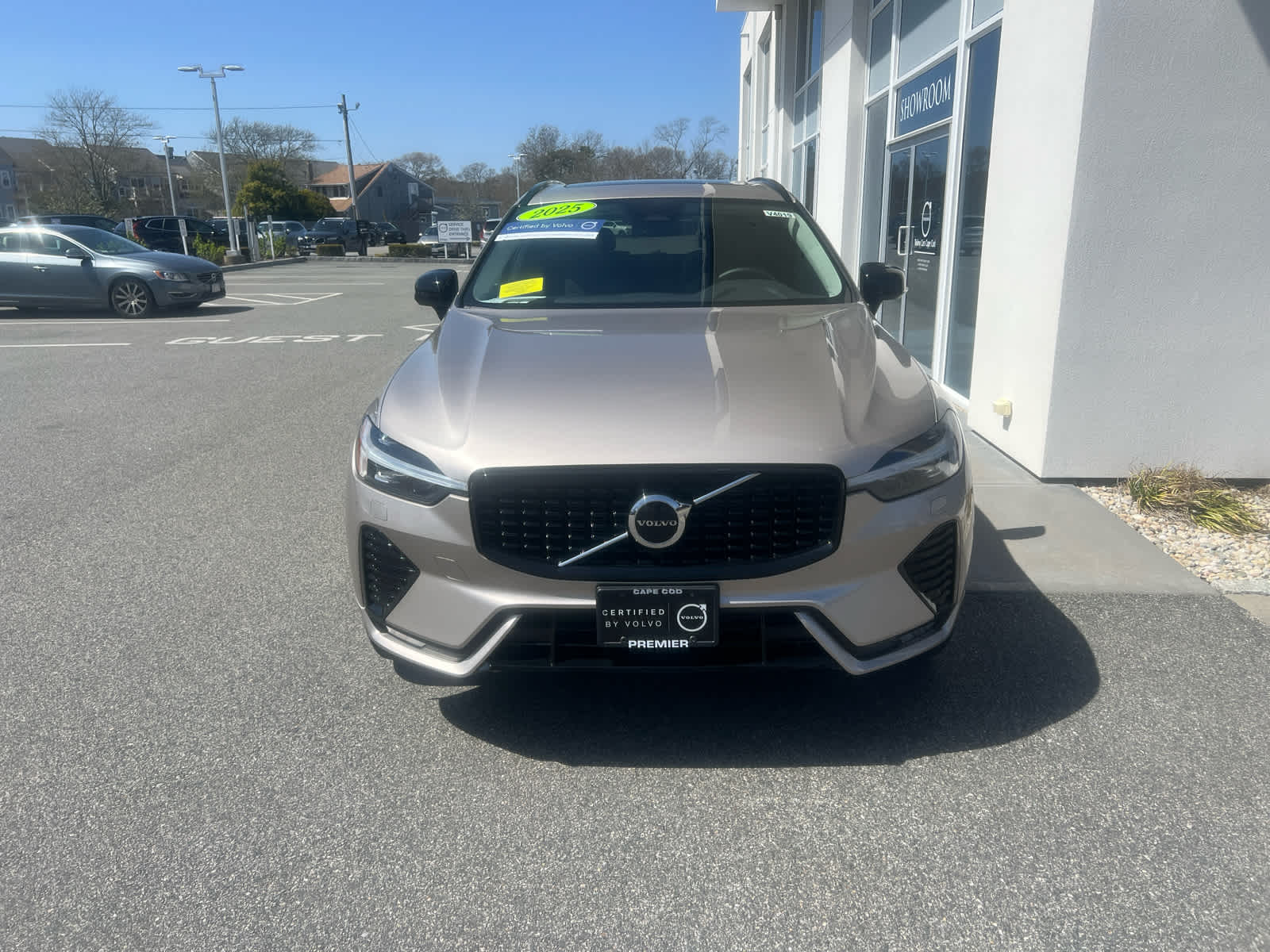 2025 Volvo XC60 B5 Core photo 2