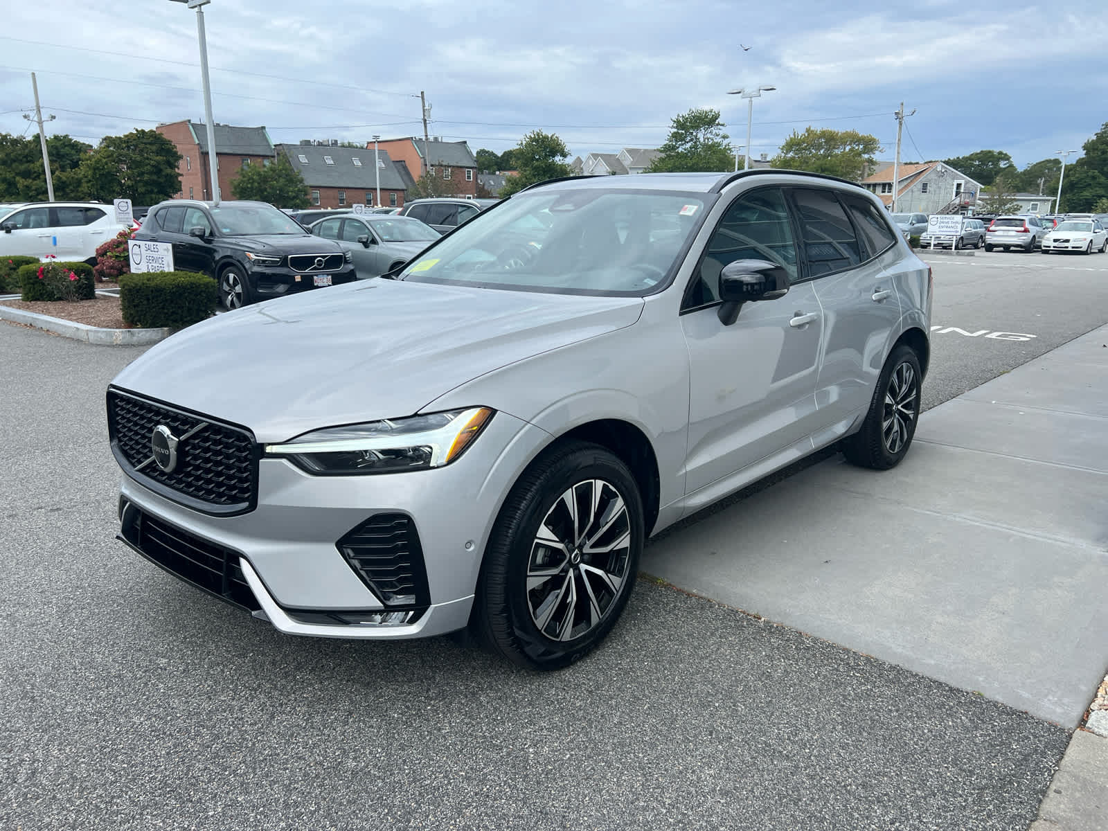 2025 Volvo XC60 B5 Plus photo 4