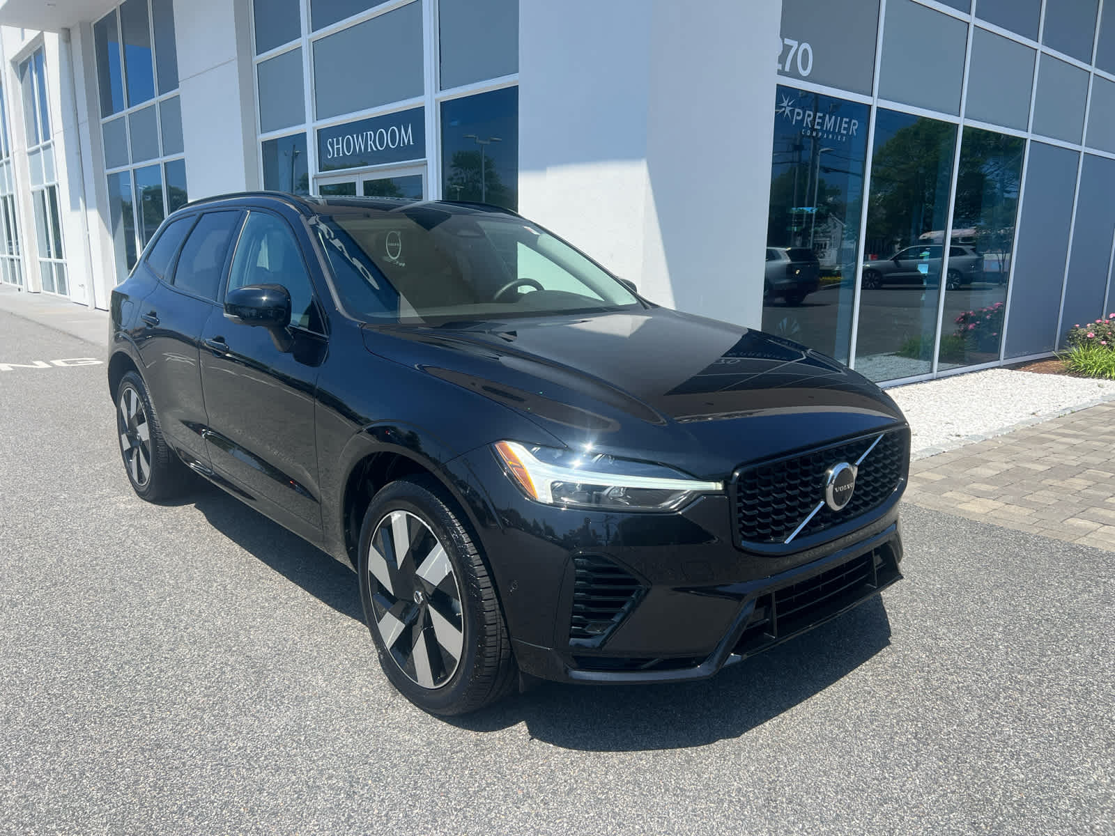 2025 Volvo XC60 Hybrid T8 Plus photo 2