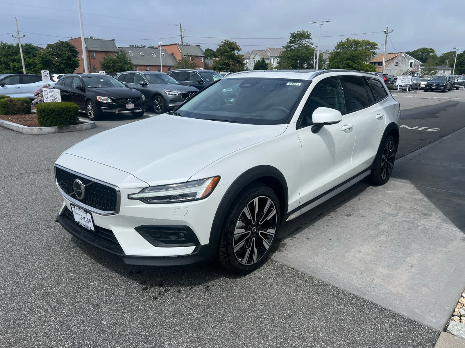 2025 Volvo V60 Cross Country B5 photo 4