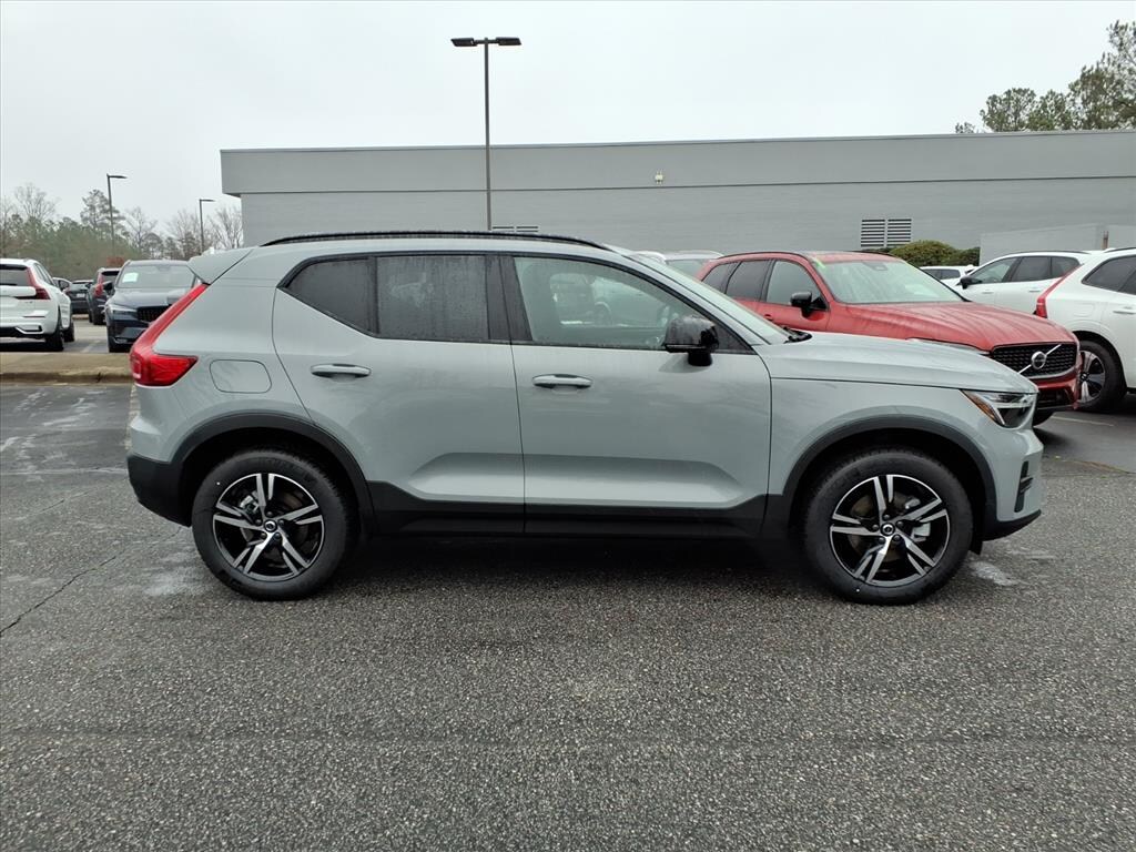 New 2026 Volvo XC40 B5 Core SUV