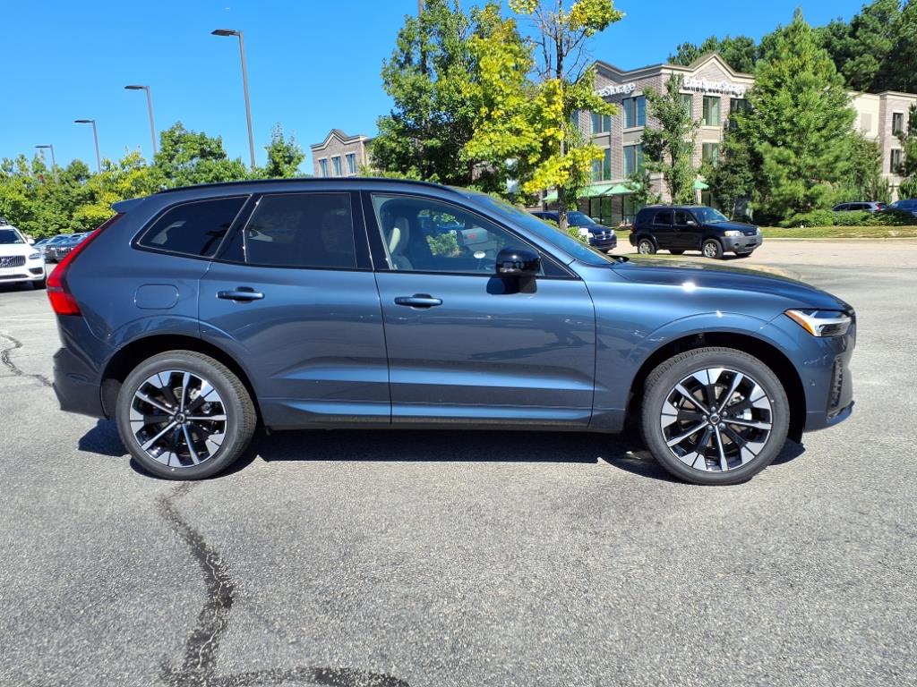 2026 Volvo XC60 B5 Plus photo 2