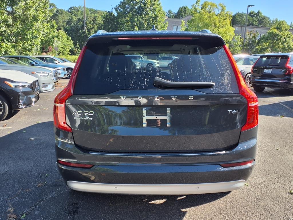 2022 Volvo XC90 T6 AWD Momentum photo 4