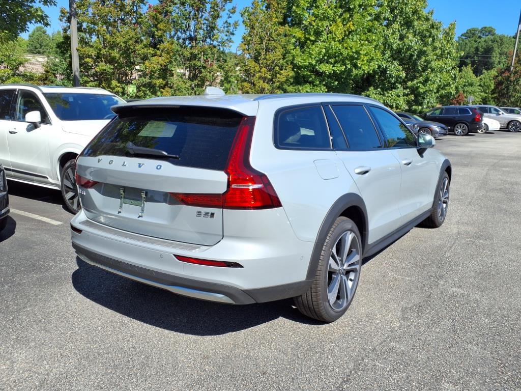 2026 Volvo V60 Cross Country B5 Plus photo 3