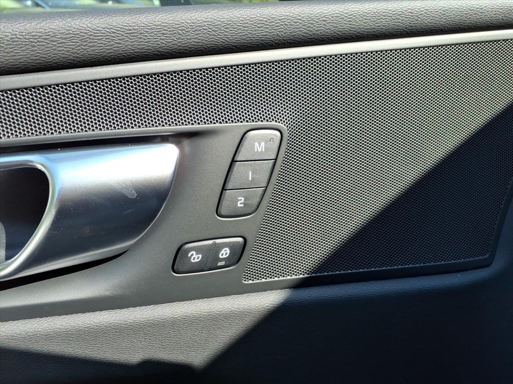 2026 Volvo XC60 Plus - Photo 16