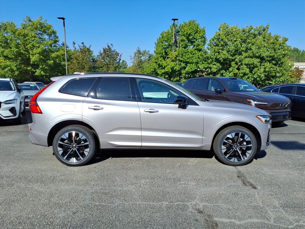2026 Volvo XC60 B5 Plus photo 2
