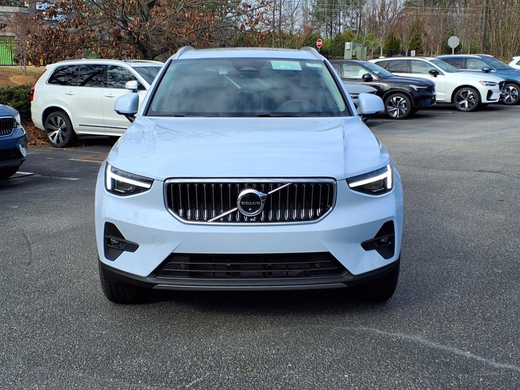 2025 Volvo XC40 photo 2