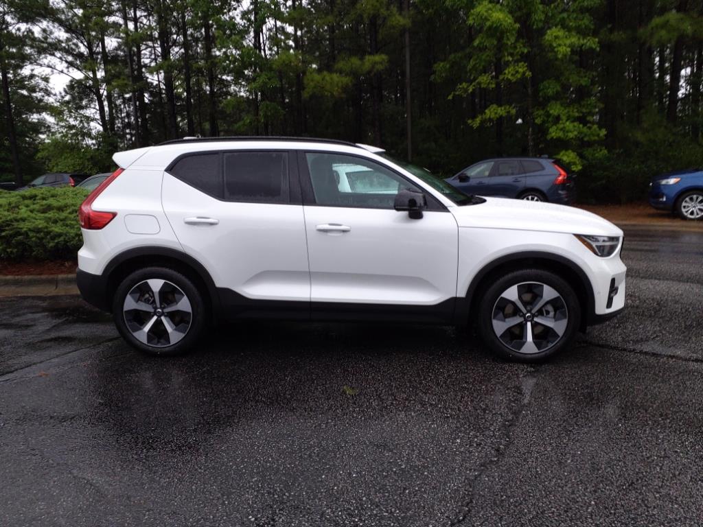2025 Volvo XC40 Plus photo 2
