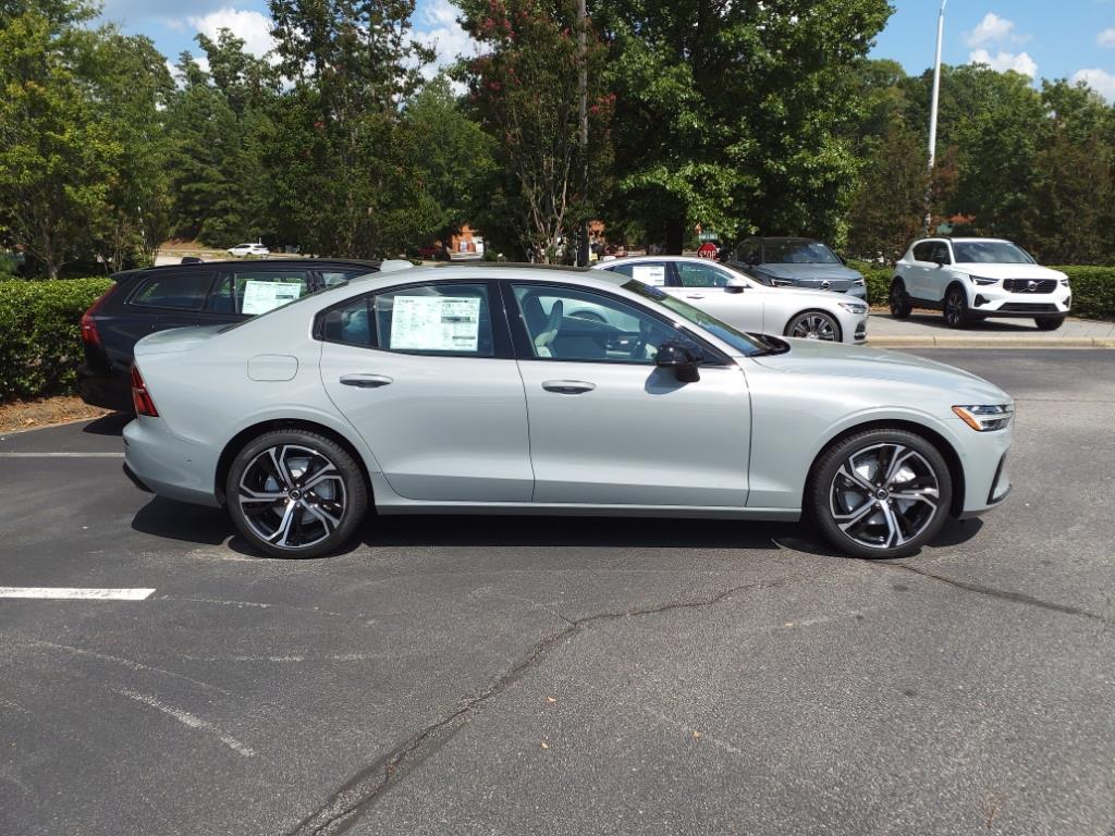 2024 Volvo S60 B5 Plus photo 2