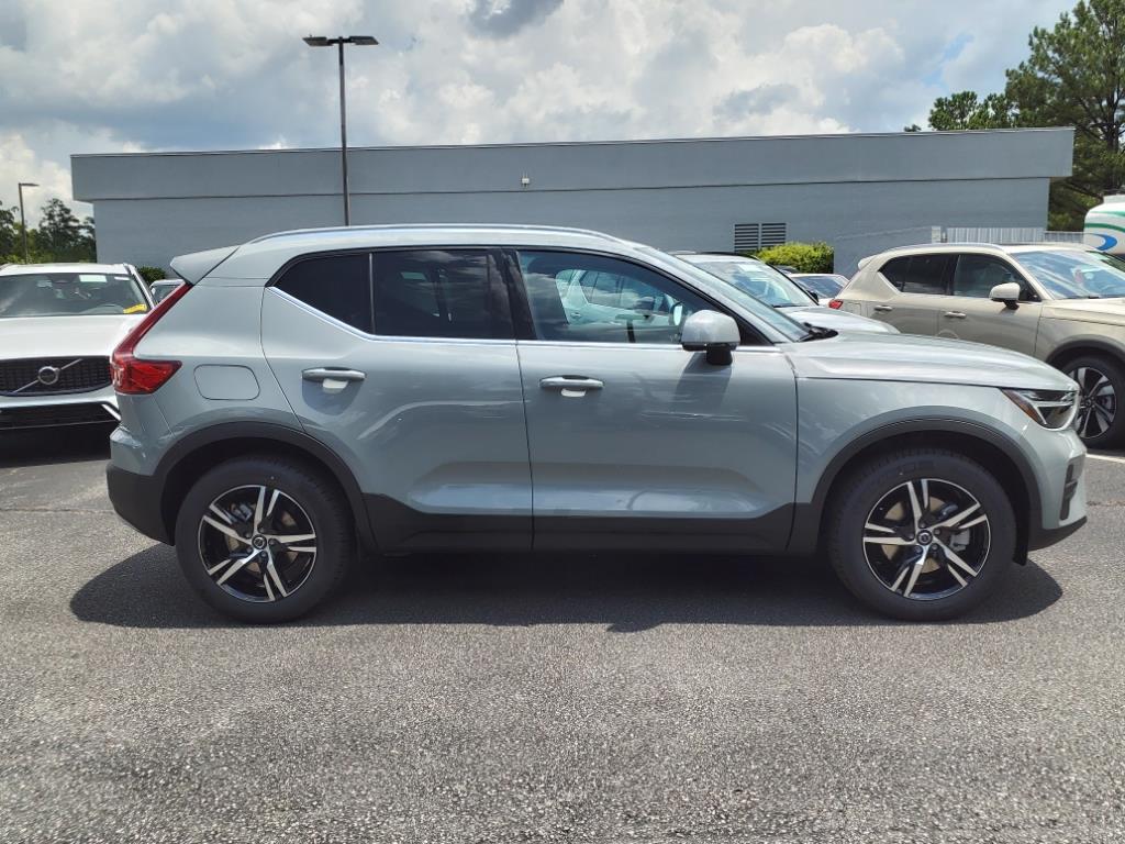 2025 Volvo XC40 Core photo 2