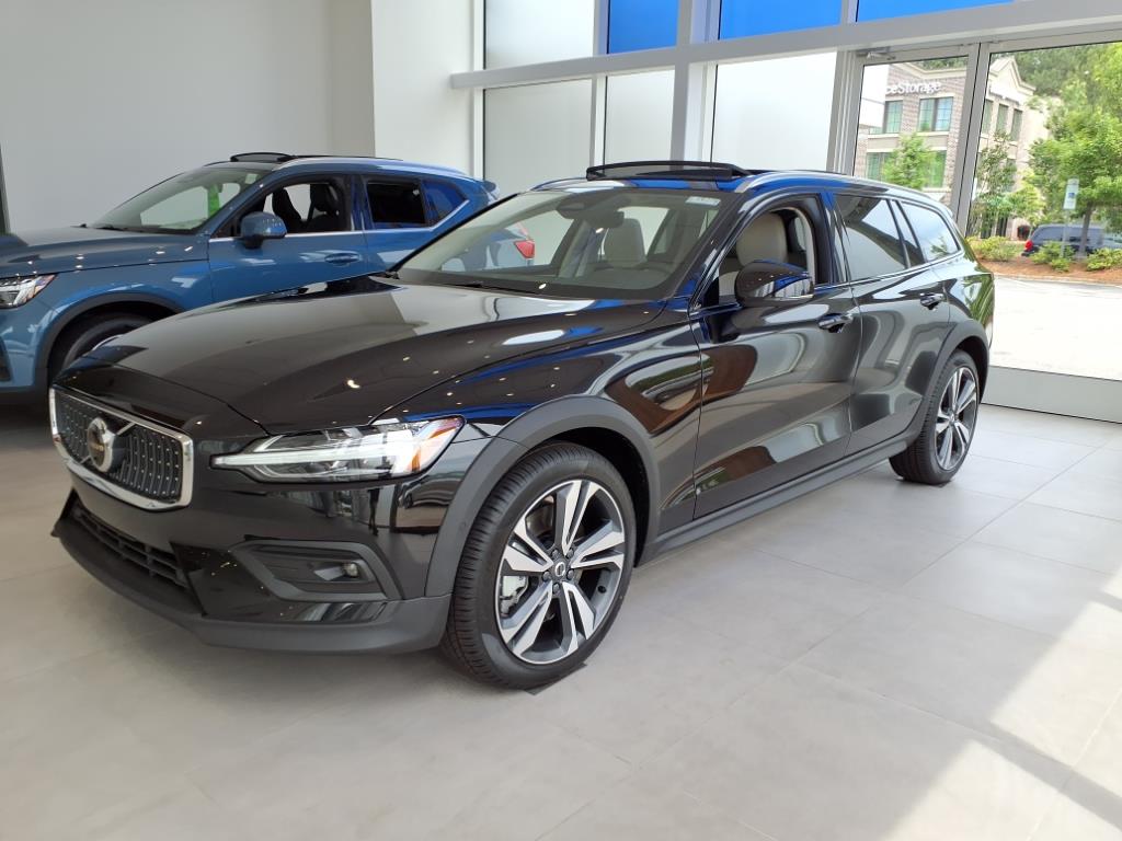 2025 Volvo V60 Cross Country B5 Plus photo 3