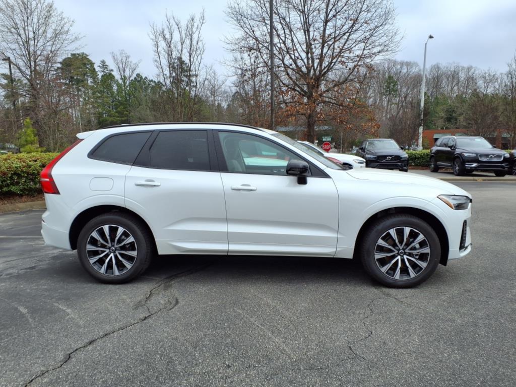 2025 Volvo XC60 B5 Core photo 2