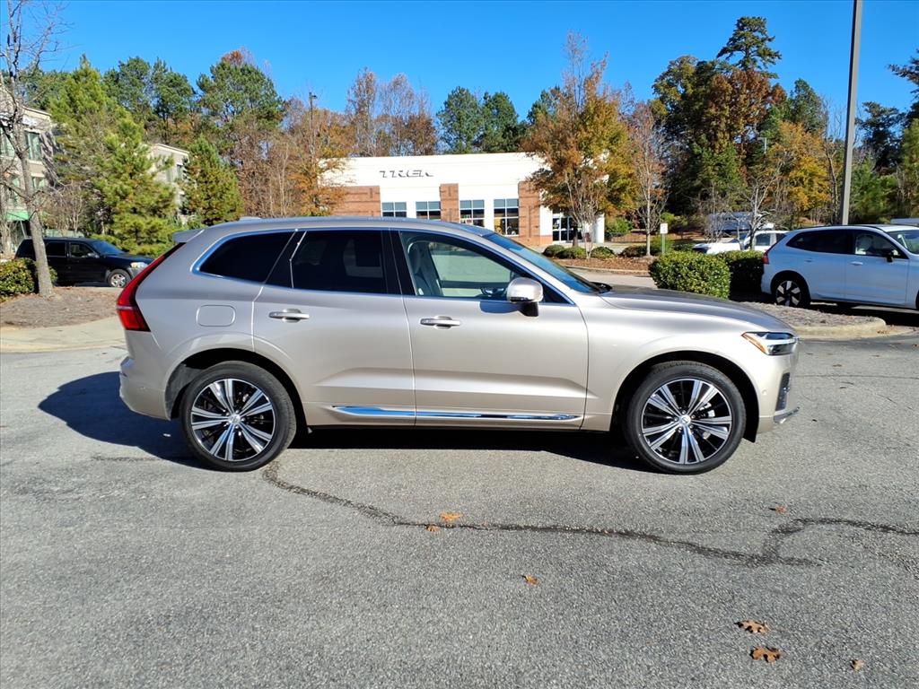 2023 Volvo XC60 B5 Plus photo 2