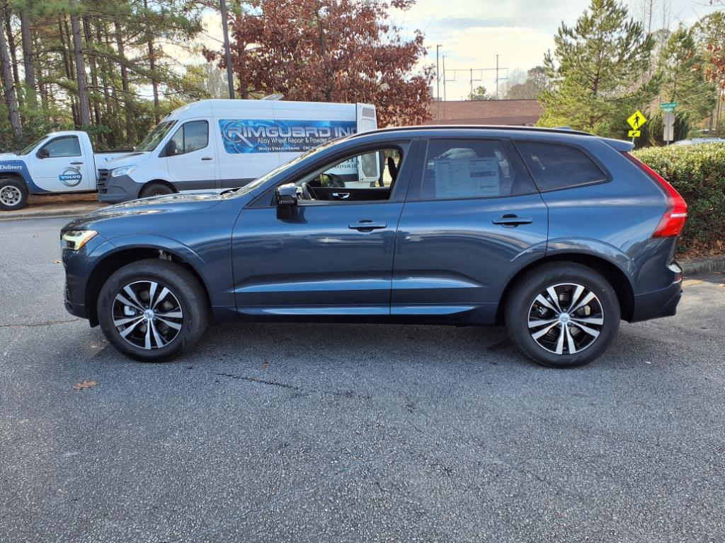 2025 Volvo XC60 B5 Core photo 4