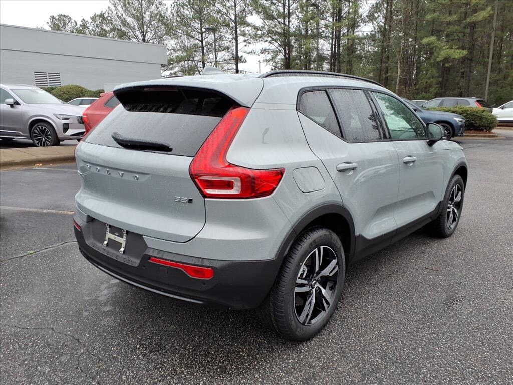 New 2026 Volvo XC40 B5 Core SUV