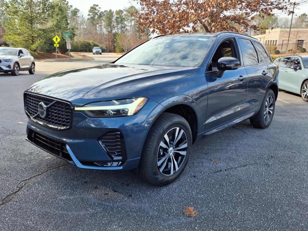 2025 Volvo XC60 B5 Core photo 3