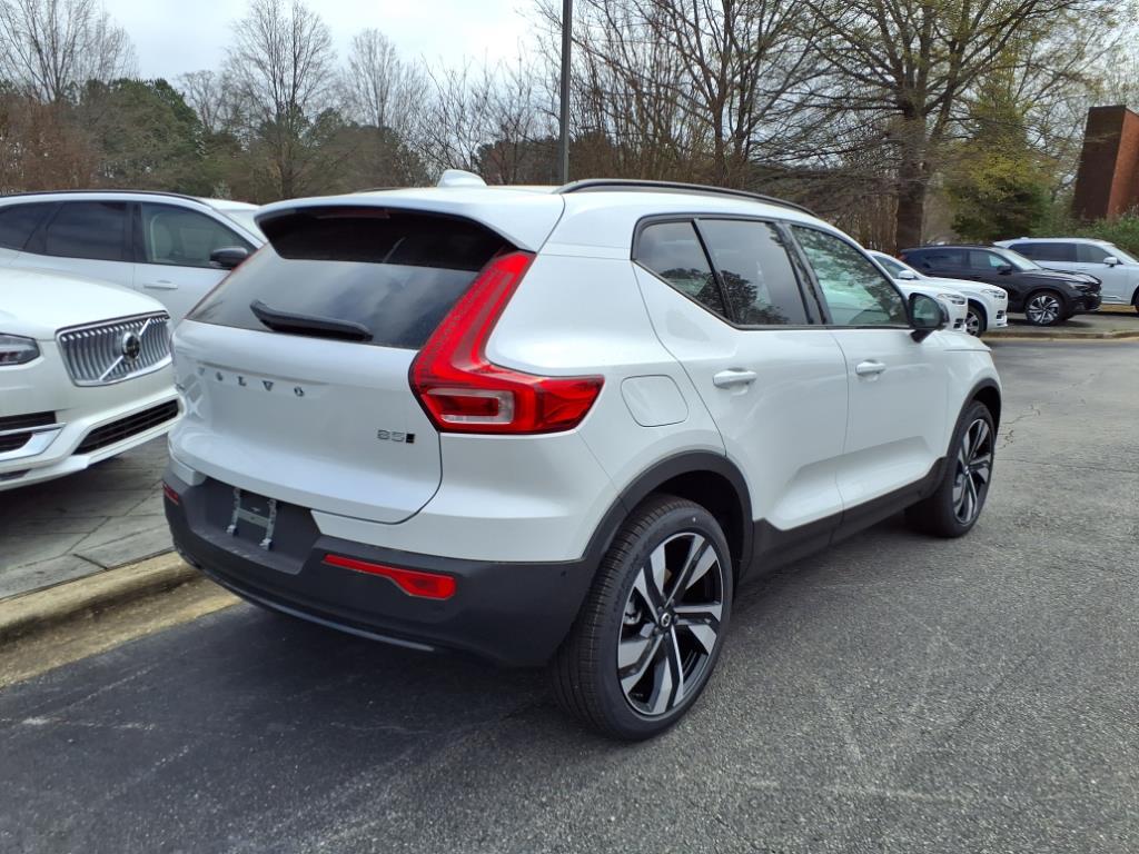 2025 Volvo XC40 photo 3