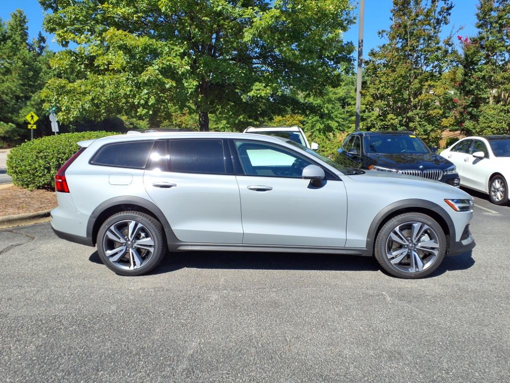 2026 Volvo V60 Cross Country B5 Plus photo 2