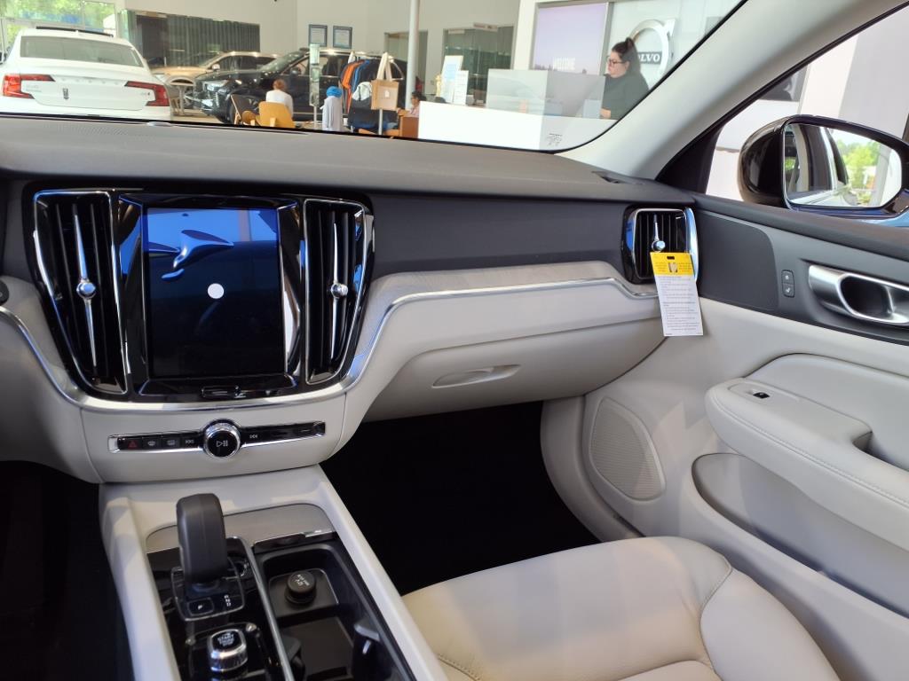 2025 Volvo V60 Cross Country Plus - Photo 11