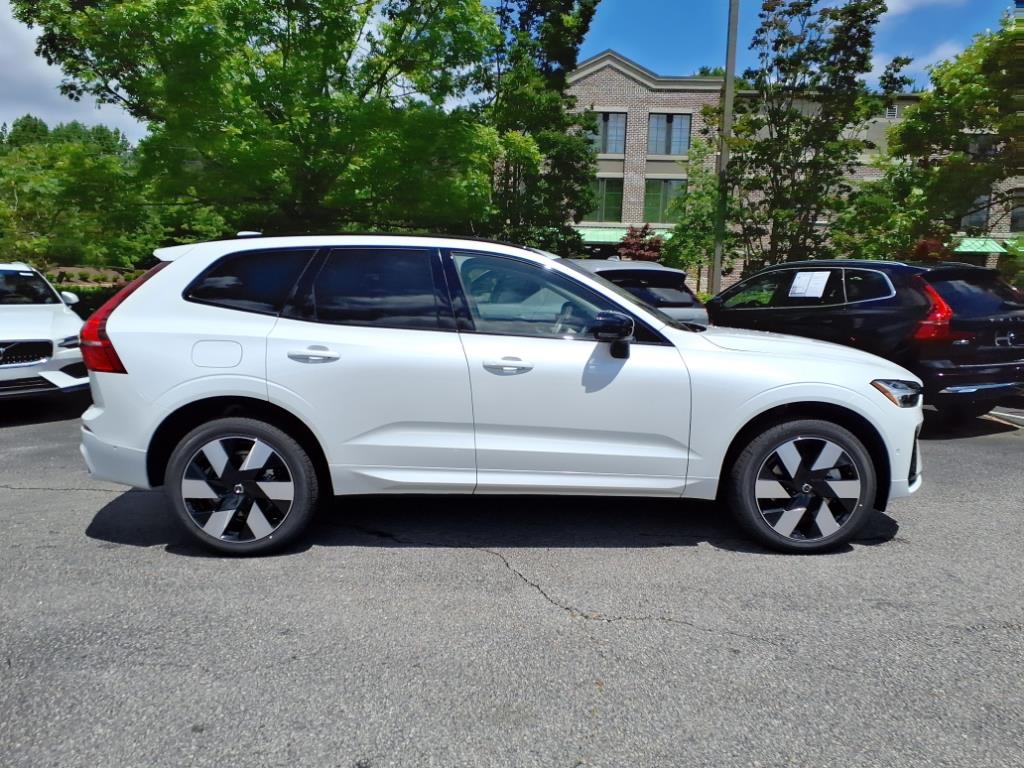 2025 Volvo XC60 T8 Plus photo 2