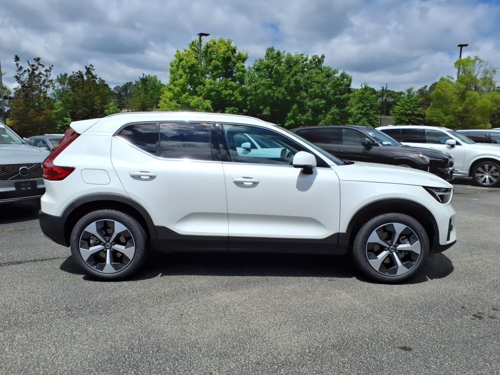 2025 Volvo XC40 Core photo 2