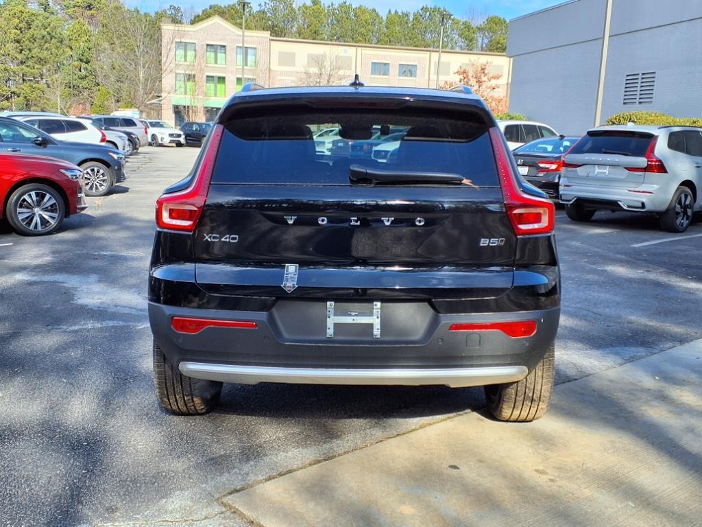 2025 Volvo XC40 Plus photo 2