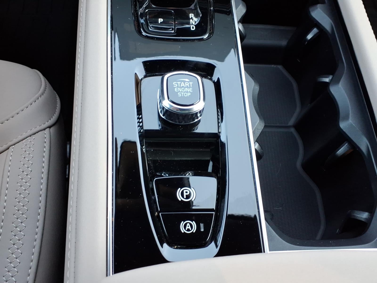 2026 Volvo XC90 Plus - Photo 17