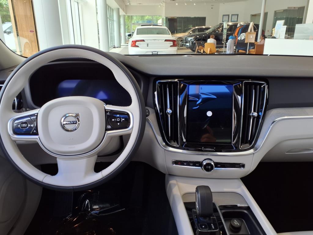 2025 Volvo V60 Cross Country Plus - Photo 10