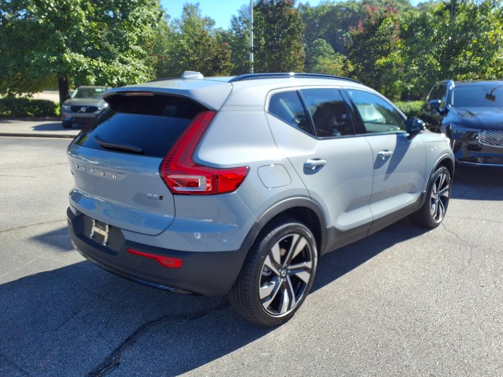 2026 Volvo XC40 photo 2