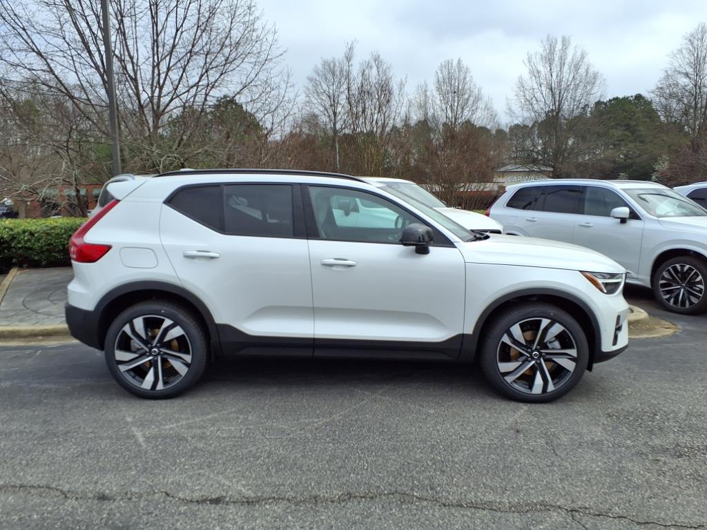 2025 Volvo XC40 photo 2