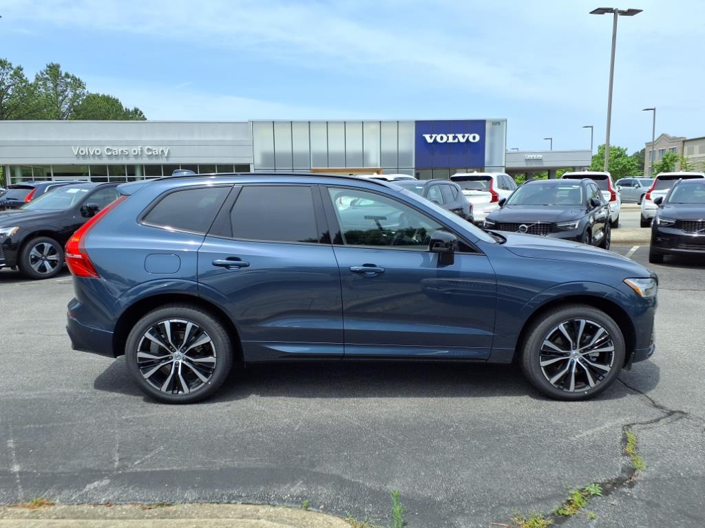 2025 Volvo XC60 B5 Plus photo 2