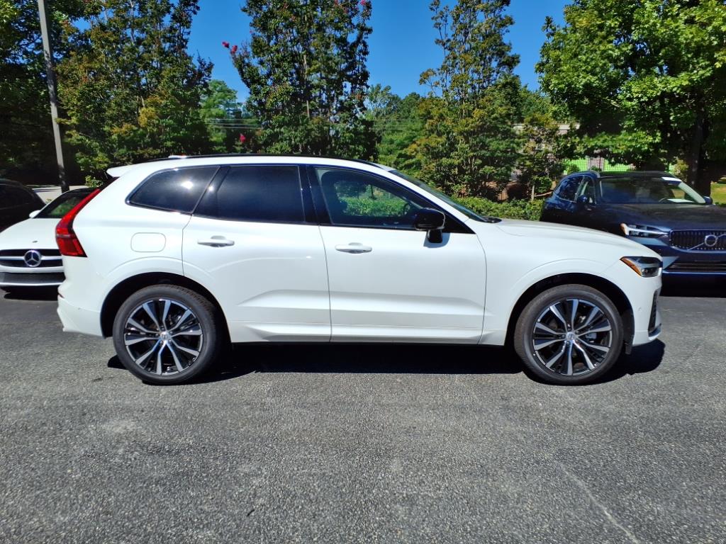 2025 Volvo XC60 B5 Plus photo 2