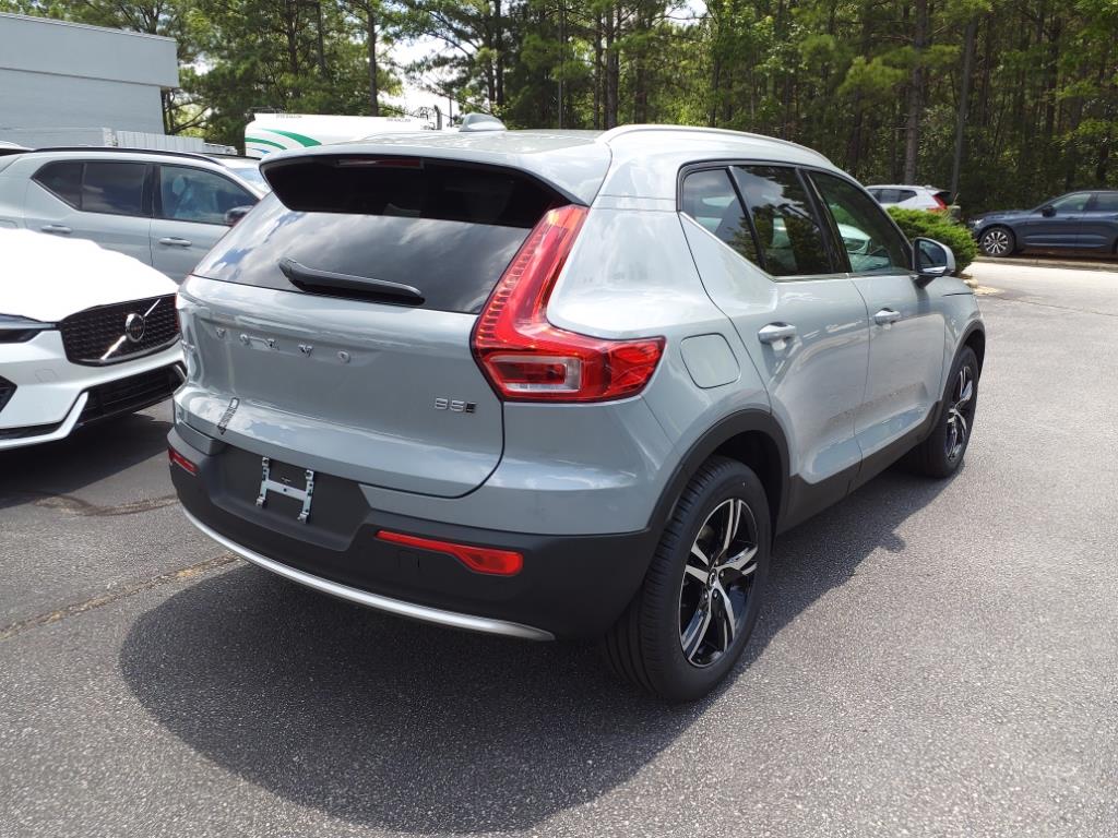 2025 Volvo XC40 Core photo 3