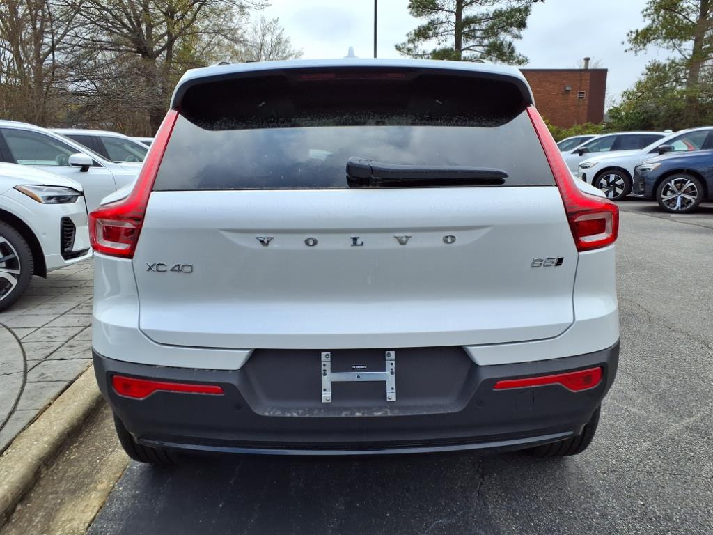 2025 Volvo XC40 photo 4