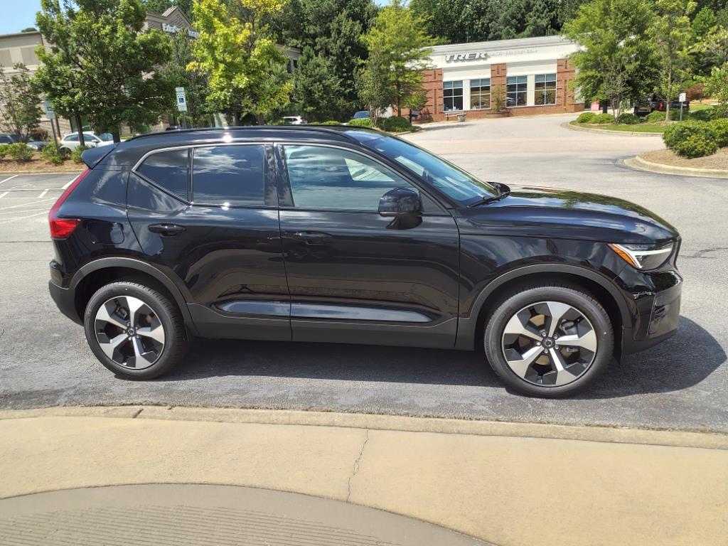 2025 Volvo XC40 Plus photo 2