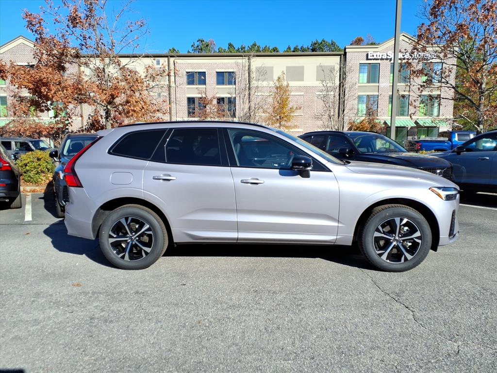 2026 Volvo XC60 B5 Core photo 2