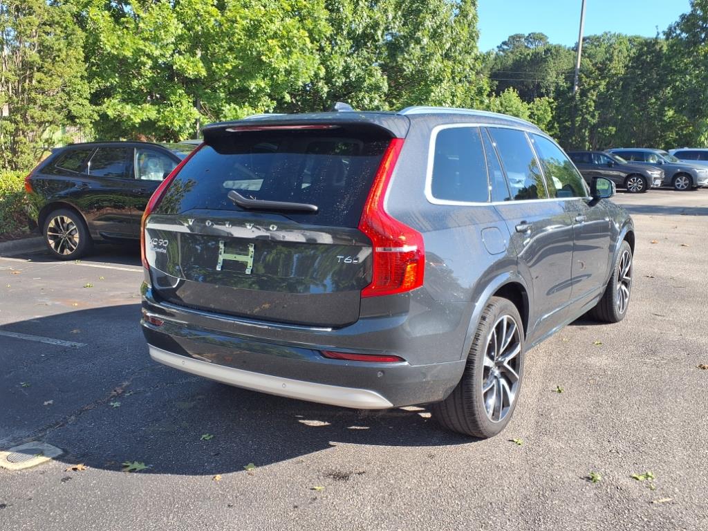 2022 Volvo XC90 T6 AWD Momentum photo 3