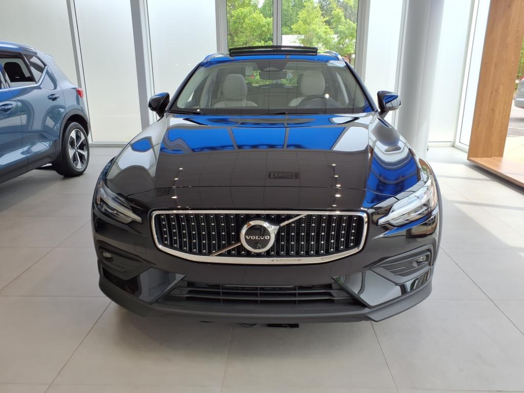 2025 Volvo V60 Cross Country B5 Plus photo 2