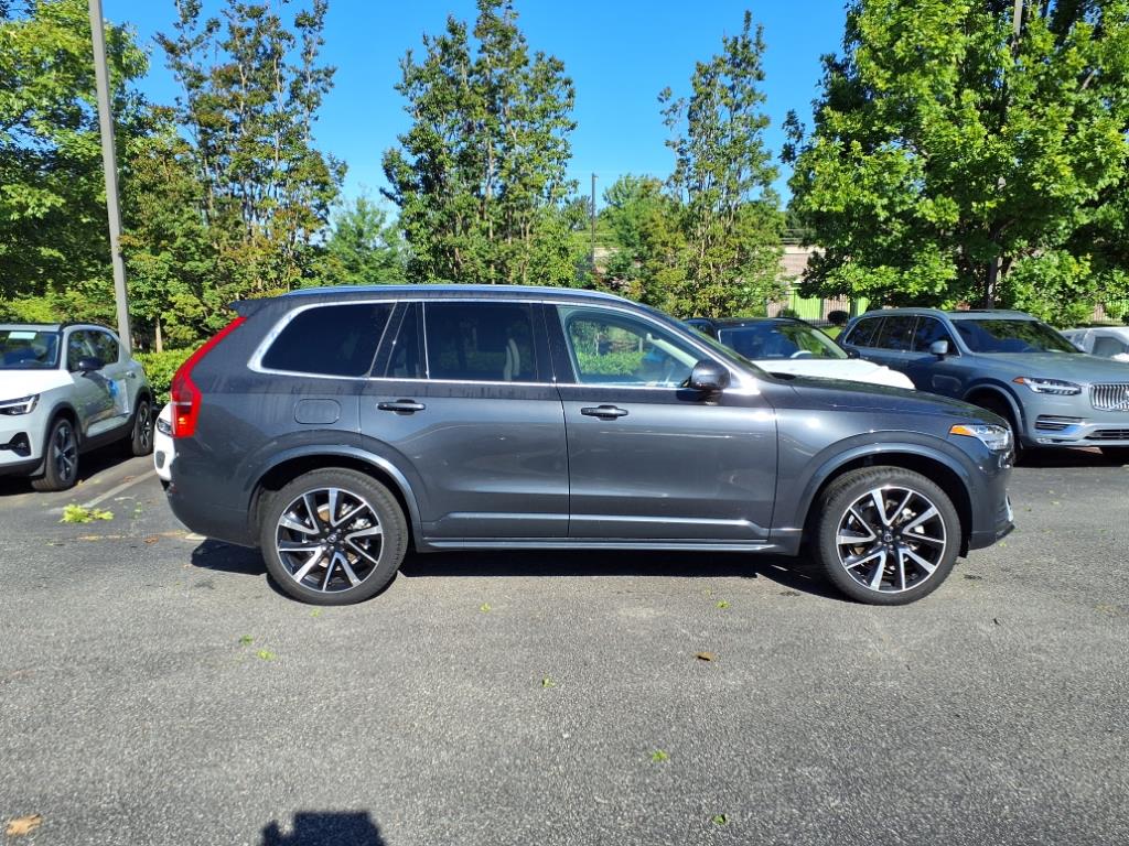 2022 Volvo XC90 T6 AWD Momentum photo 2