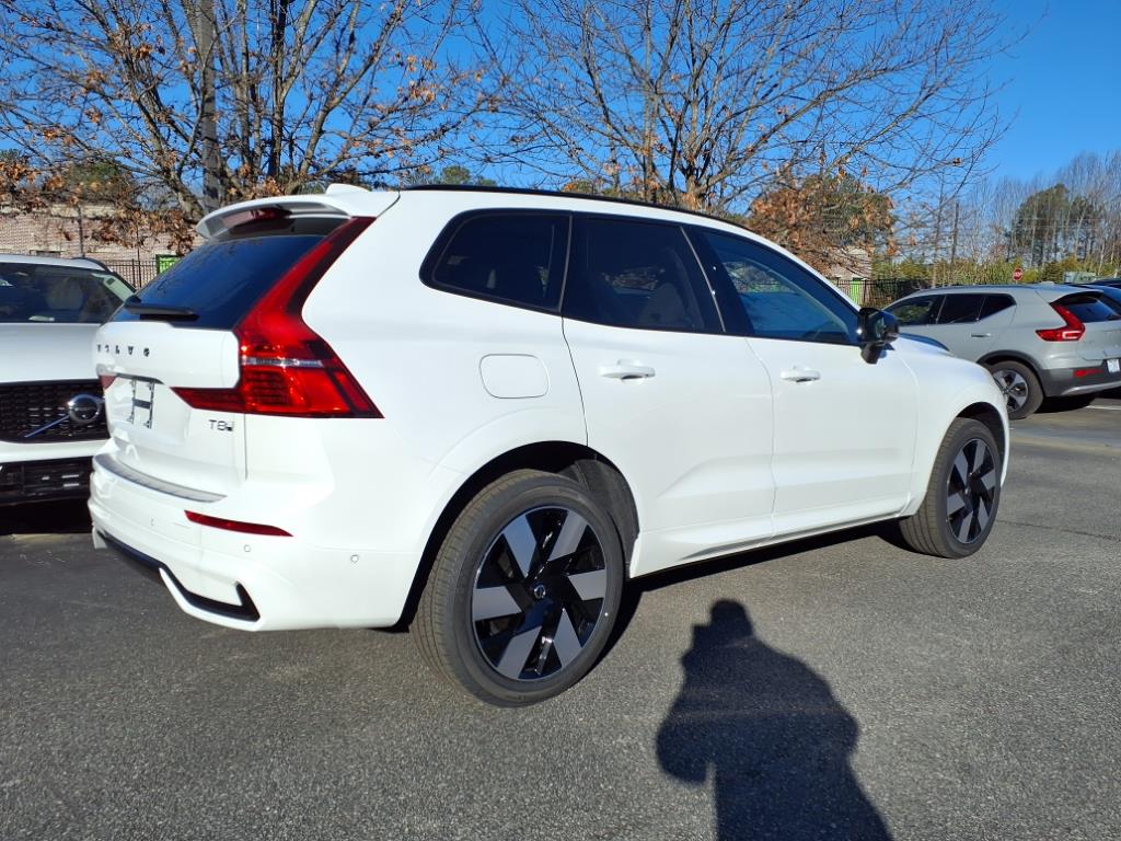 2025 Volvo XC60 T8 Plus photo 3