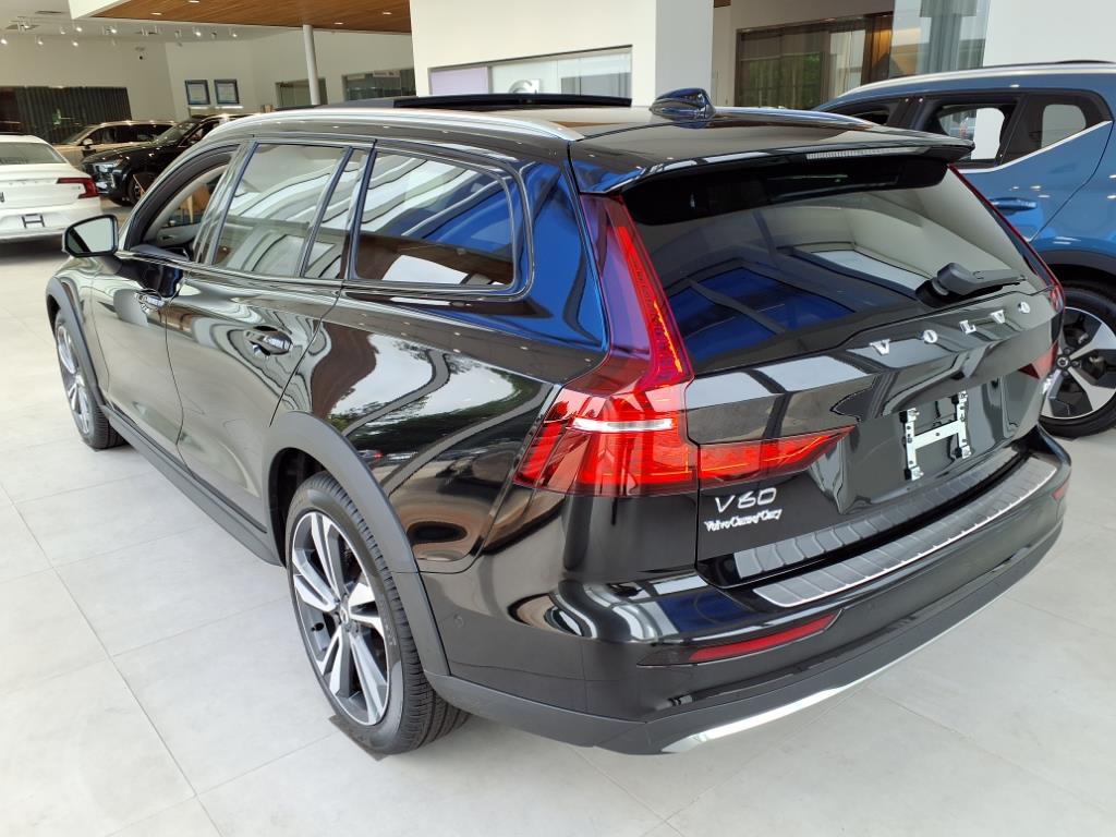 2025 Volvo V60 Cross Country B5 Plus photo 4