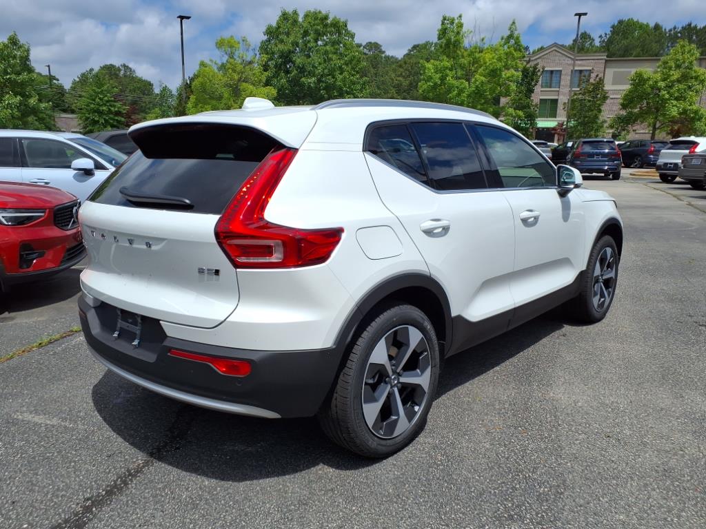 2025 Volvo XC40 Core photo 3