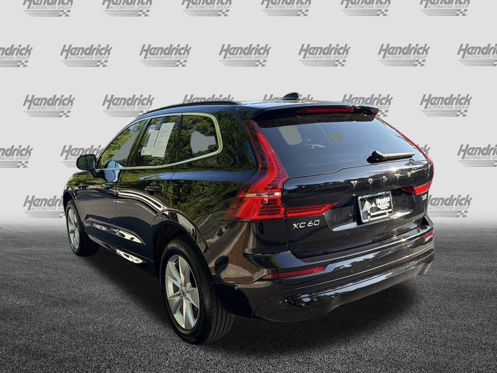 2022 Volvo XC60 Momentum photo 3