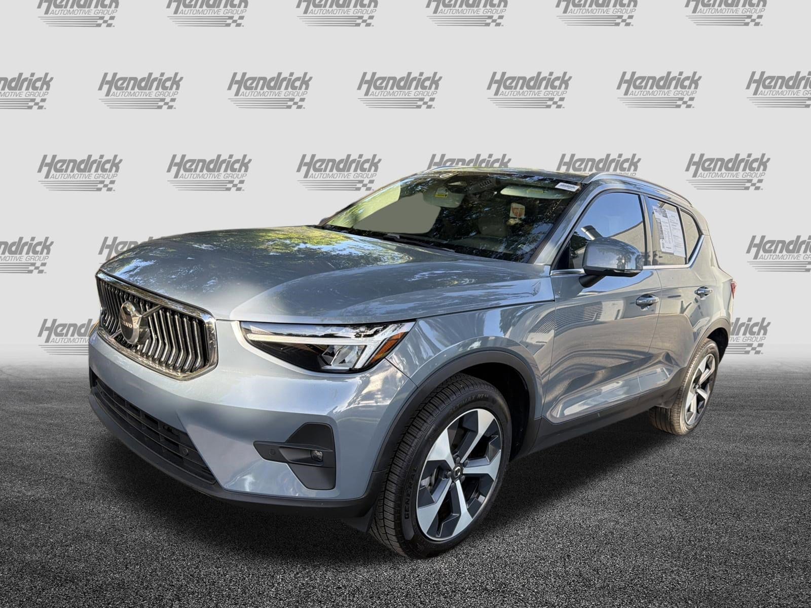 2023 Volvo XC40 Plus Bright Theme photo 4